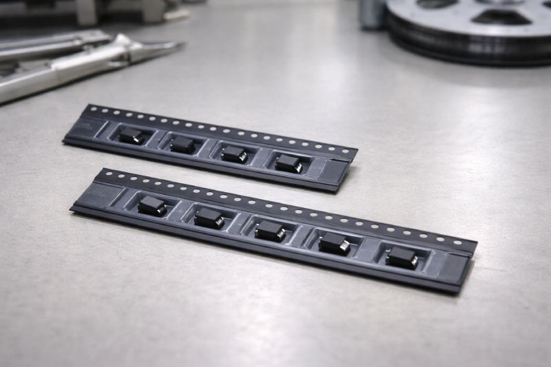 Carrier tape pocket geometry comparison showing stable and unstable component positioning during SMT feeding