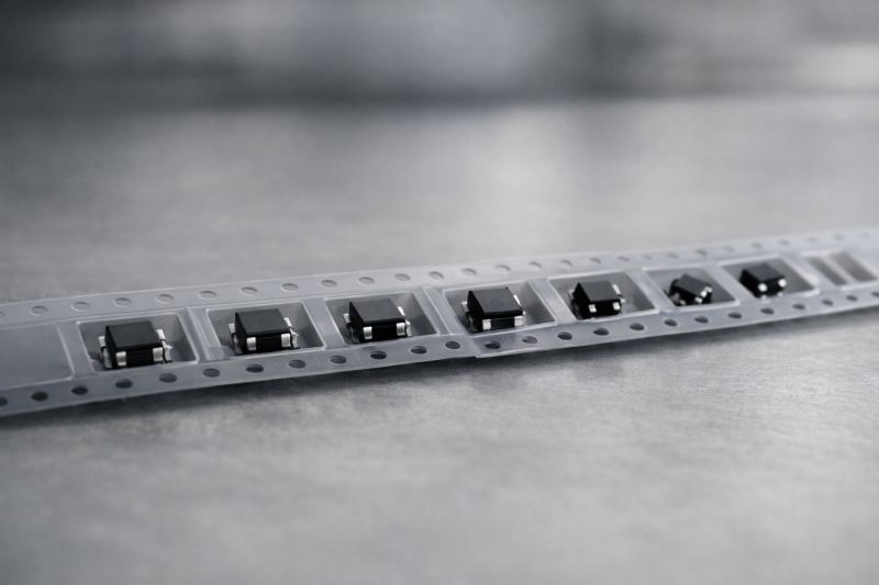 Dynamic component instability in carrier tape under high-speed SMT feeding conditions